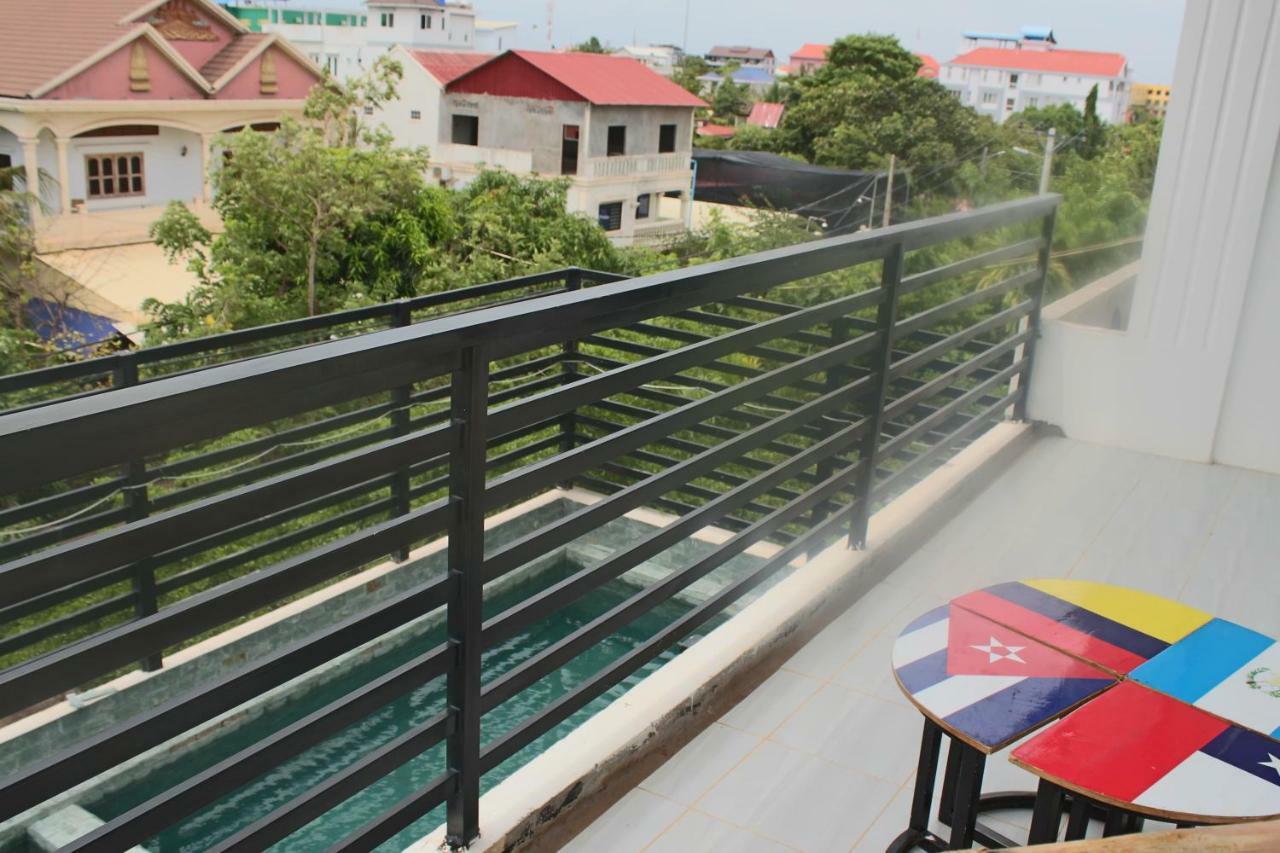 Latinos Hostel Siem Reap Buitenkant foto